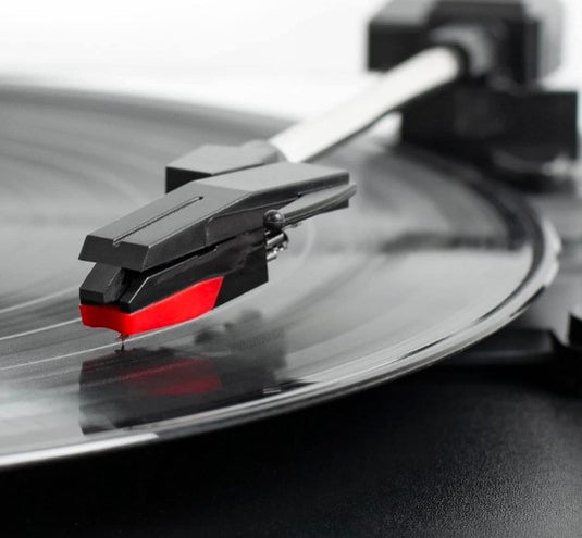 Victrola Suitcase: Tocadiscos Portátil con Estilo Vintage y Tecnología Bluetooth, Negro