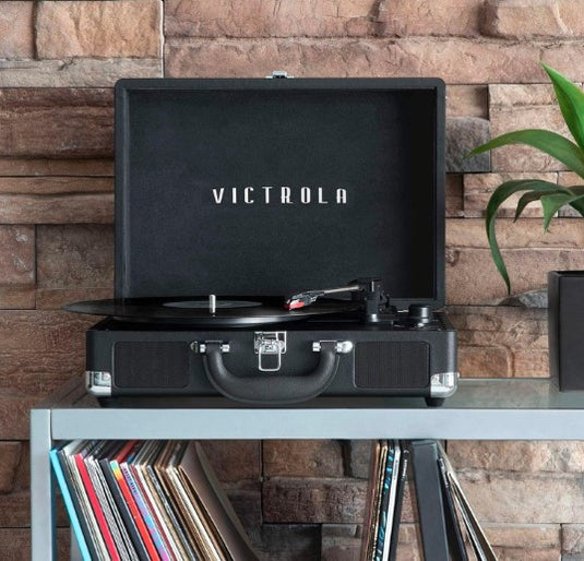 Victrola Suitcase: Tocadiscos Portátil con Estilo Vintage y Tecnología Bluetooth, Negro