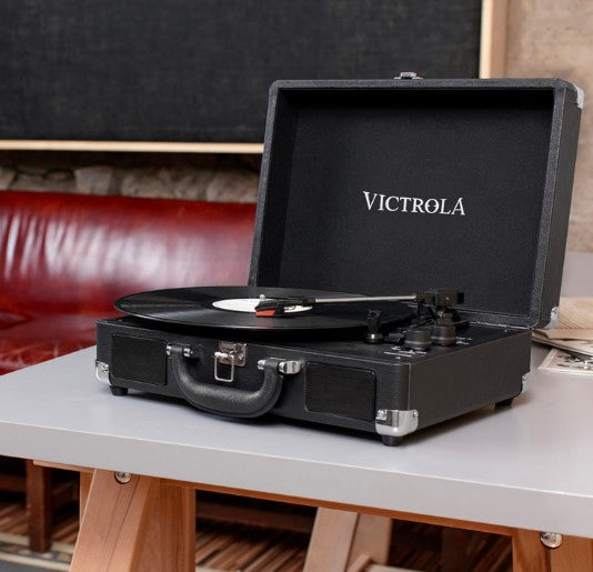 Victrola Suitcase: Tocadiscos Portátil con Estilo Vintage y Tecnología Bluetooth, Negro